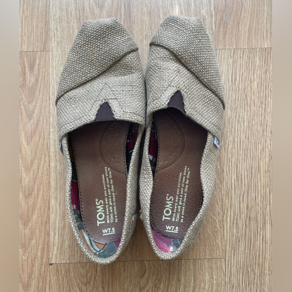 Womens size 7.5 burlap Tom’s “Alpargata” slip on